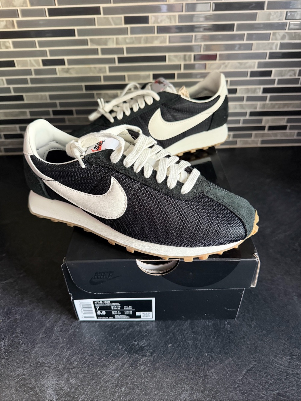 Nike Womenβs LD-1000 retro look sneakers, size 7
